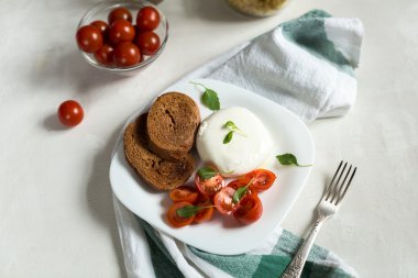 Domatesli ve mozarellalı Caprese salatası