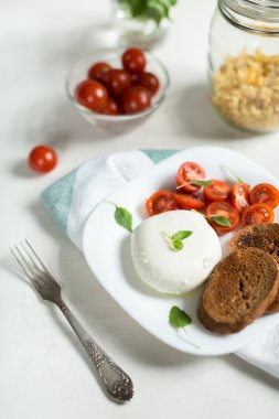 Plaka Caprese salatası ile Mozzarella peyniri, domates, fesleğen bir