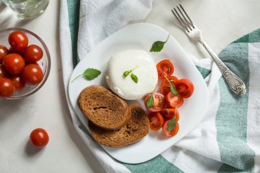 Domatesli ve mozarellalı Caprese salatası