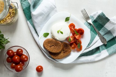 Domatesli ve mozarellalı Caprese salatası