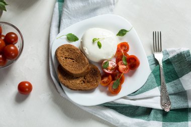 Domatesli ve mozarellalı Caprese salatası