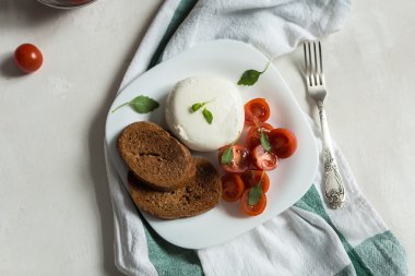 Domatesli ve mozarellalı Caprese salatası