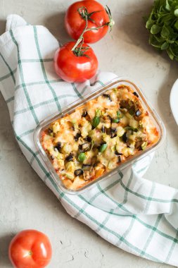 cam levha üzerinde fırında lazanya