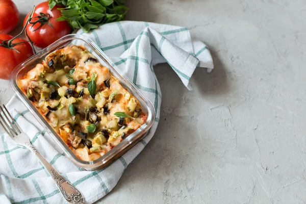 Gebackene Lasagne auf Glasplatte — Stockfoto