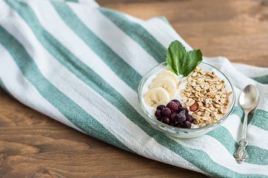 Sağlıklı ve sağlıklı kahvaltı. Yogur müsli ve kuş üzümü