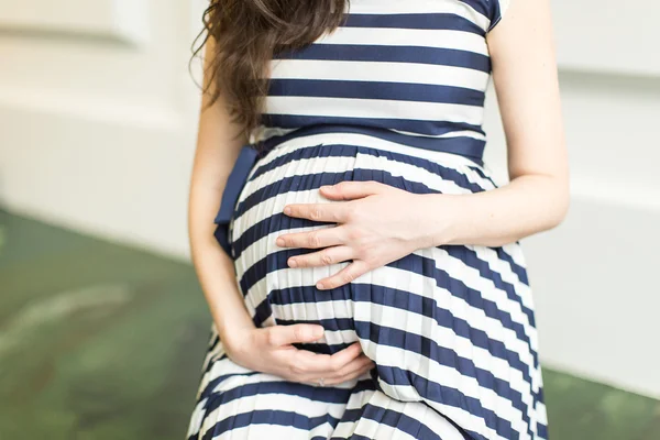O burtă a unei femei însărcinate — Fotografie, imagine de stoc