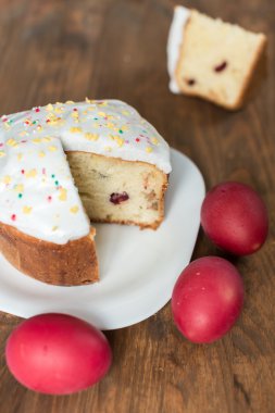 Paskalya pastası ve renkli yumurtalar.