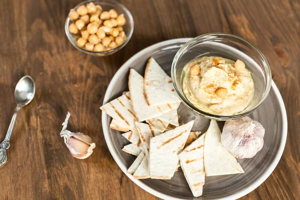 Hummus cremoso casero saludable con aceite de oliva y patatas fritas — Foto de Stock