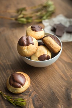 çikolata ile peynir profiterol