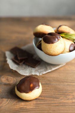 ahşap masa çikolata ile peynir profiterol