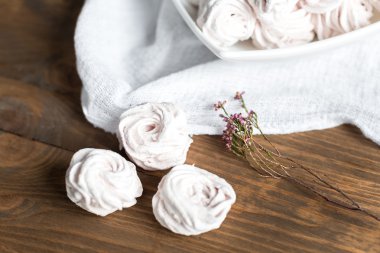 Ev yapımı çilekli zephyr