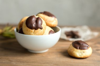 çikolata ile peynir profiterol