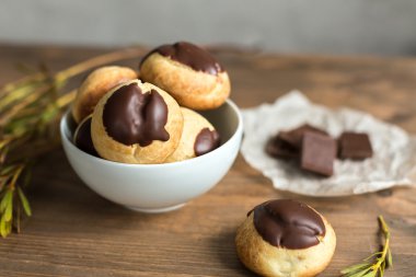 çikolata ile peynir profiterol