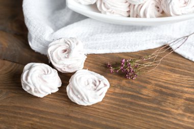 Ev yapımı çilekli zephyr