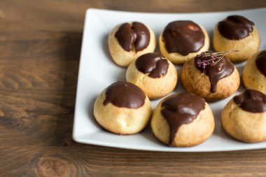 ahşap masa çikolata ile peynir profiterol