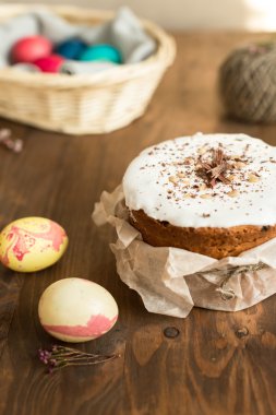 Renkli yumurtalı paskalya pastası. 