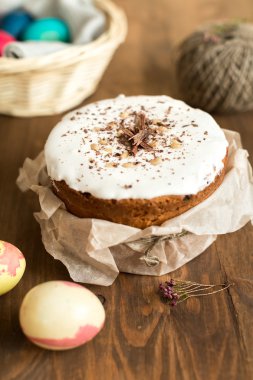 Renkli yumurtalı paskalya pastası. 