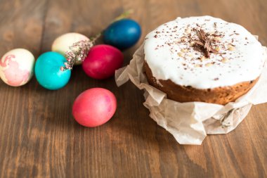 Renkli yumurtalı paskalya pastası. 