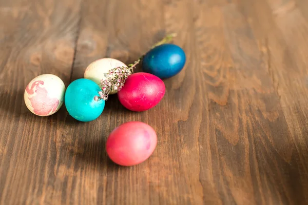 Ovos de Páscoa coloridos no fundo de madeira — Fotografia de Stock