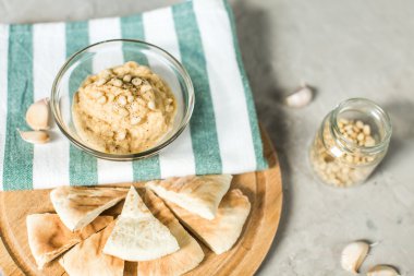 Sağlıklı ev yapımı krem humus zeytinyağı ve pide ile