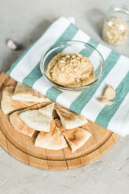 Sağlıklı ev yapımı krem humus zeytinyağı ve pide ile