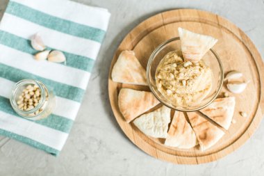 Sağlıklı ev yapımı krem humus zeytinyağı ve pide ile