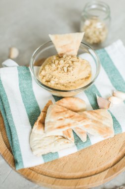 Sağlıklı ev yapımı krem humus zeytinyağı ve pide ile