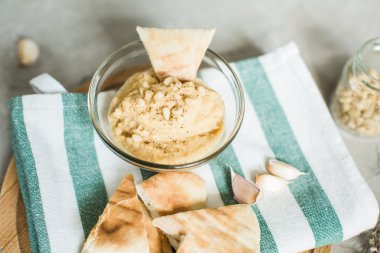 Sağlıklı ev yapımı krem humus zeytinyağı ve pide ile