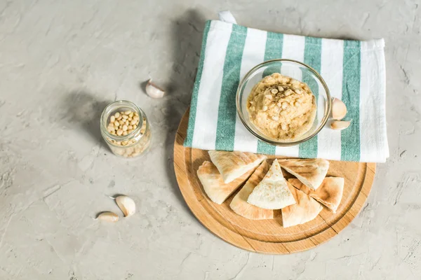 Hummus cremoso casero saludable con aceite de oliva y pitta — Foto de Stock
