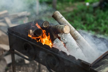 ızgara üzerinde yanan odun
