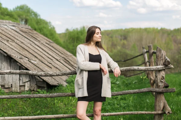 Giovane ragazza in vacanza in campagna — Foto Stock