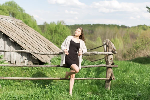 Giovane ragazza in vacanza in campagna — Foto Stock