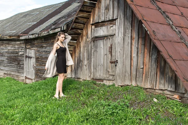 Giovane ragazza in vacanza in campagna — Foto Stock