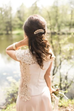 Gelin gölet yürür