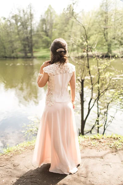 Bride walks around pond — Stock Photo, Image