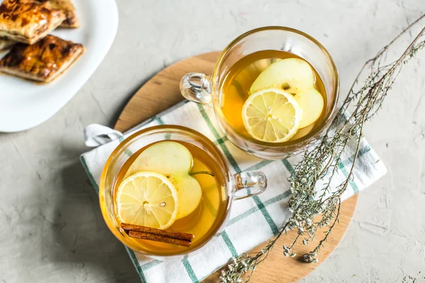 Taza de té verde con canela, limón y manzanas — Foto de Stock