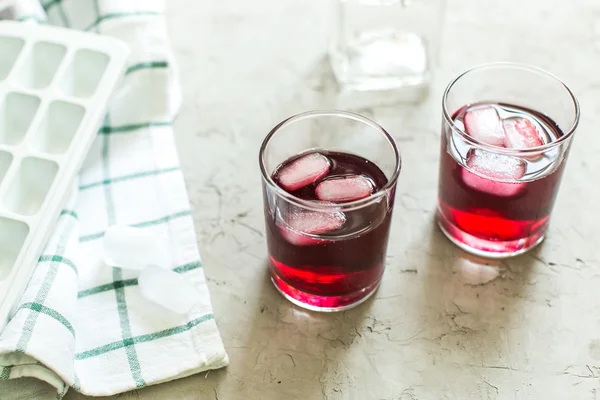 Dois copos de fruta bebida groselheira-preta — Fotografia de Stock