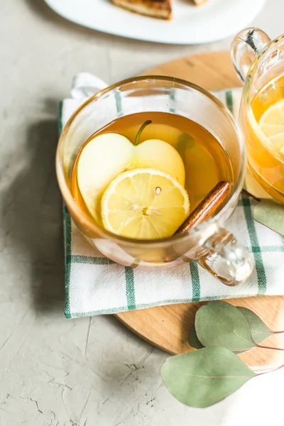 계 피, 레몬, 사과와 녹차의 컵 — 스톡 사진