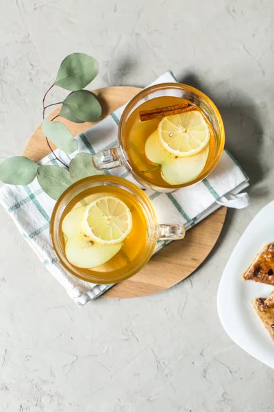 杯绿茶与肉桂、 柠檬、 苹果 — 图库照片