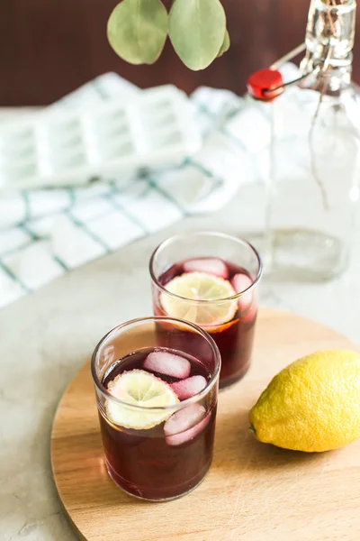 과일 두 잔 마시는 까치 — 스톡 사진