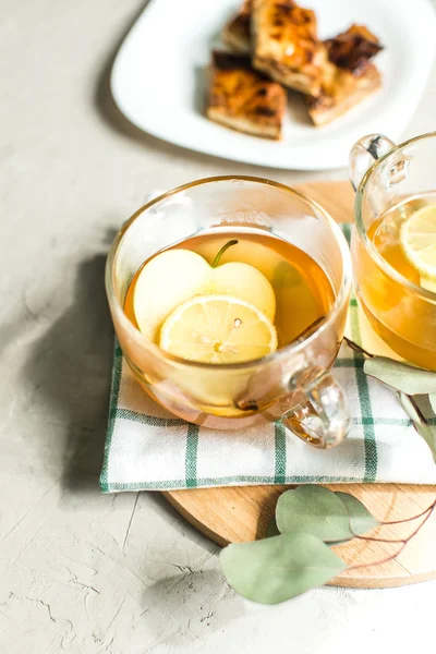 杯绿茶与肉桂、 柠檬、 苹果、 果仁蜜饼 — 图库照片