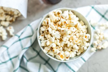 kase tuzlu patlamış mısır ve kola