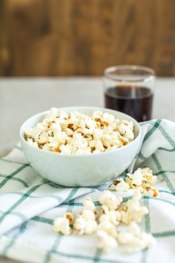 kase tuzlu patlamış mısır ve kola