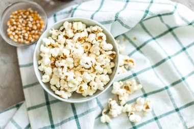 kase tuzlu patlamış mısır ve kola