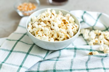 kase tuzlu patlamış mısır ve kola