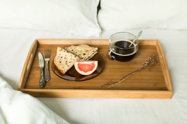 Kahvaltı yatak, krep, kahve ve greyfurt