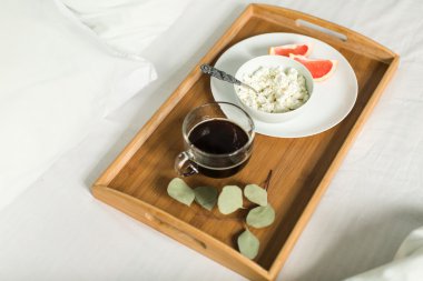 Yatak, peynir, kahve ve greyfurt sağlıklı kahvaltı