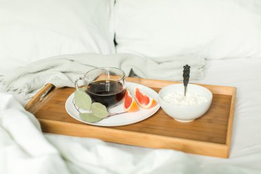 Yatak, peynir, kahve ve greyfurt sağlıklı kahvaltı