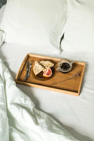 Café da manhã na cama, panquecas, café e toranja — Fotografia de Stock