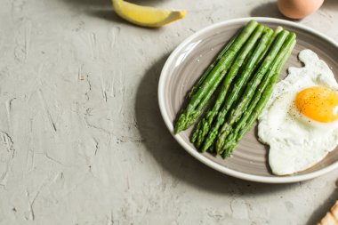 ceviz ile yeşil kuşkonmaz